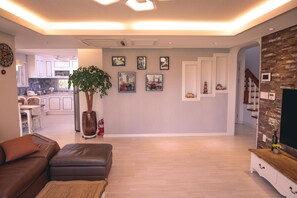 Hus – premium, 3 soverom, badstue, delvis havutsikt | Oppholdsområde | En 65-tommers LED-TV med kabel-kanaler samt TV