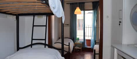 Dormitorio condiviso Standard, per sole donne, bagno condiviso | Con arredamento individuale, una scrivania, ferro/asse da stiro