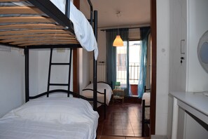 Standaard slaapzaal, alleen vrouwen, gemeenschappelijke badkamer | Individueel gemeubileerd, een bureau, een strijkplank/strijkijzer