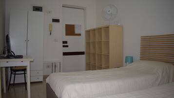 Chambre Double ou avec lits jumeaux, salle de bains privée | Ameublement personnalisé, bureau, fer et planche à repasser