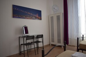 Standaard slaapzaal, alleen vrouwen, gemeenschappelijke badkamer | Individueel gemeubileerd, een bureau, een strijkplank/strijkijzer