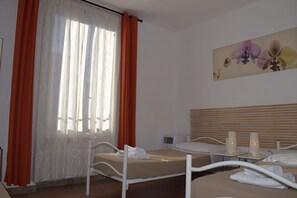 Individually furnished, desk, iron/ironing board, free WiFi - Bar dell'Artista Hostel (Rome)