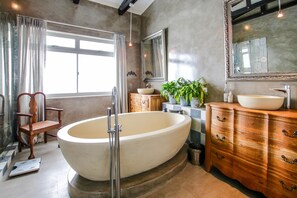 Executive House, Multiple Beds, Non Smoking | Deep soaking bathtub - Executive Beach Beauty (Cape Town)