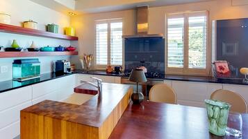 Executive House, Multiple Beds, Non Smoking | Private kitchen | Full-sized fridge, microwave, oven, stovetop