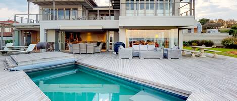 Outdoor pool, pool loungers