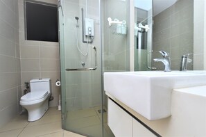 Family Suite, 2 Bedrooms | Bathroom