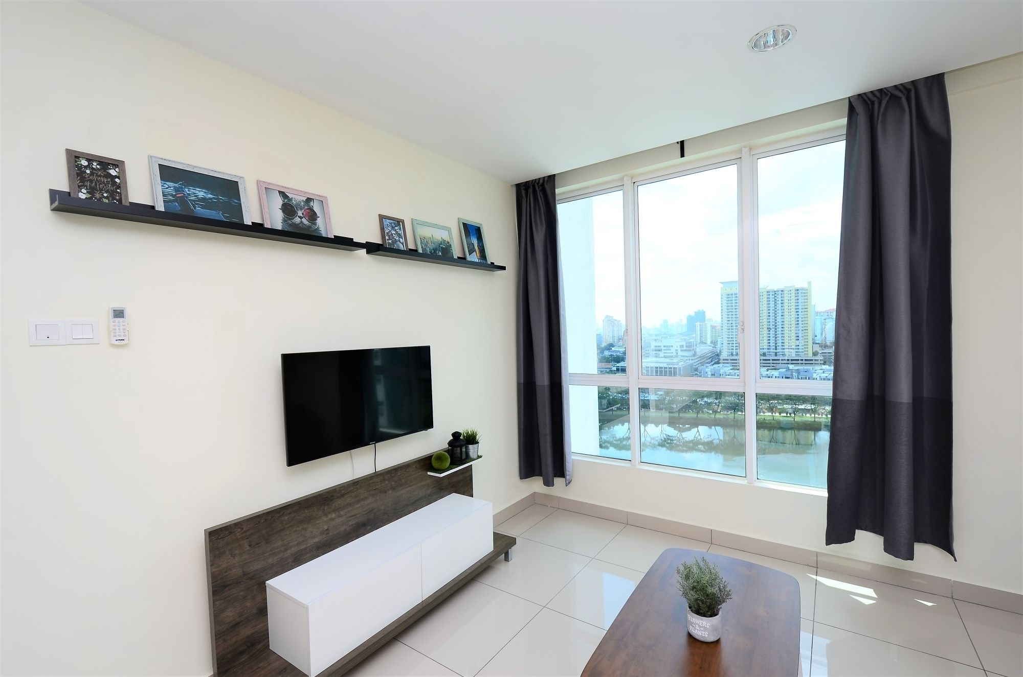 Comfort Apartment, 3 Bedrooms, Non Smoking (Holiday Home) | Ruang tamu | TV LCD 