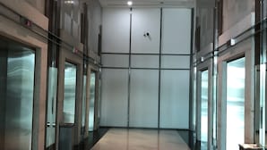 Eine moderne Empfangshalle mit Glastüren und einem polierten Boden.