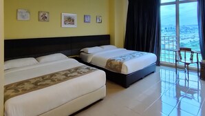 Une chambre d’hôtel avec deux lits, une grande fenêtre donnant sur un beau paysage et un balcon avec une chaise.