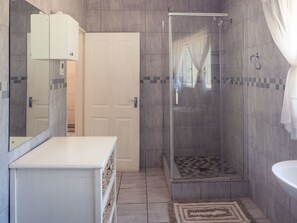 Chalet | Bathroom shower - Hartbeespoort Holiday Resort (Hartbeespoort)