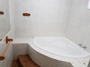 Chalet | Bathroom - Hartbeespoort Holiday Resort (Hartbeespoort)