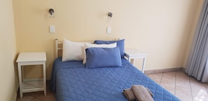 Chalet - Hartbeespoort Holiday Resort (Hartbeespoort)