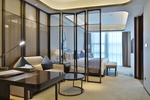 Premium Single Room | Minibar, in-room safe, desk, blackout drapes