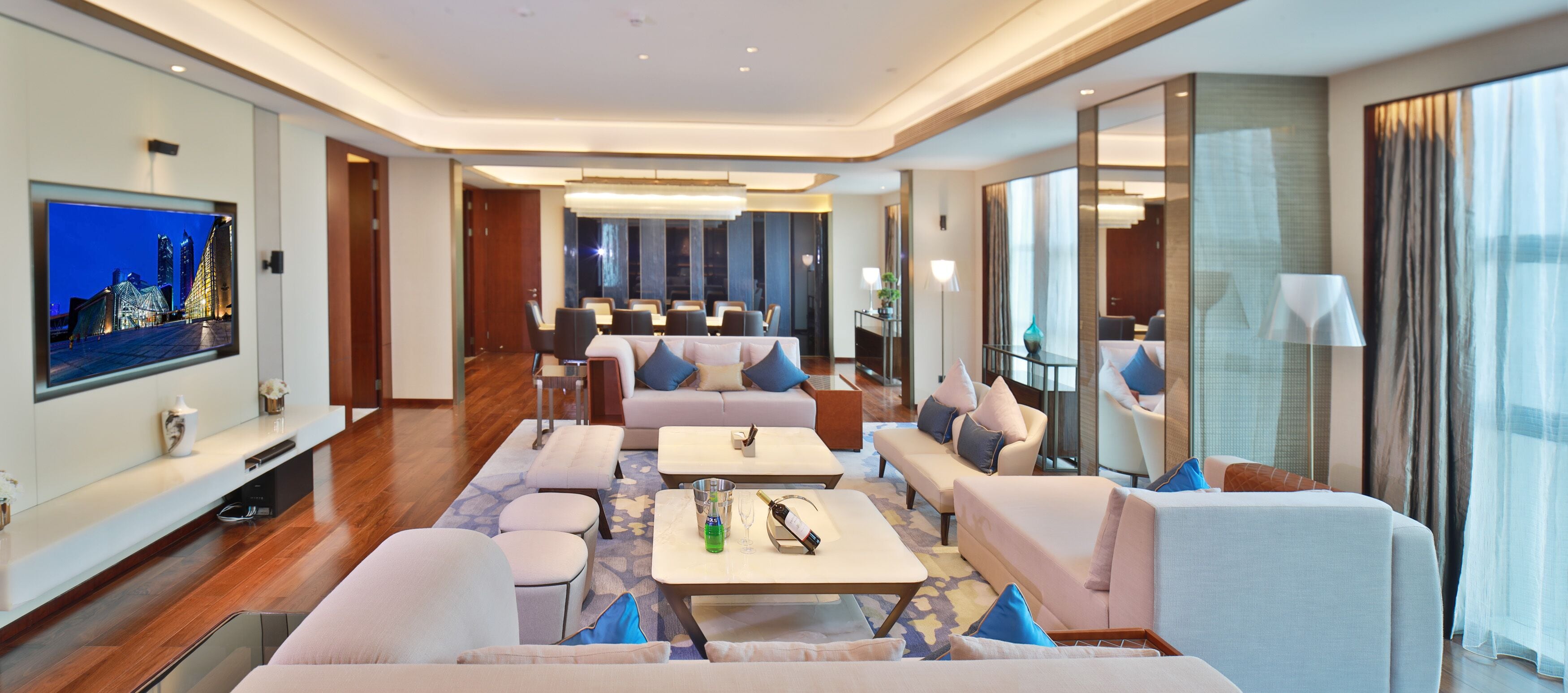 ميني بار وخزنة داخل الغرفة ومكتب وستائر تعتيم