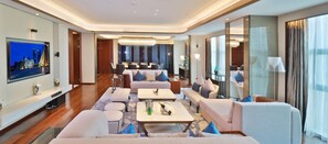 Suite – president | Minibar, safe på rommet, skrivebord og blendingsgardiner