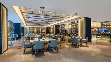 2 restaurants, breakfast, lunch, dinner served; international cuisine