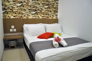 Desk, blackout drapes, soundproofing, iron/ironing board - dr96inn (Kuantan)