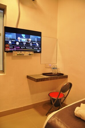 Desk, blackout drapes, soundproofing, iron/ironing board - dr96inn (Kuantan)