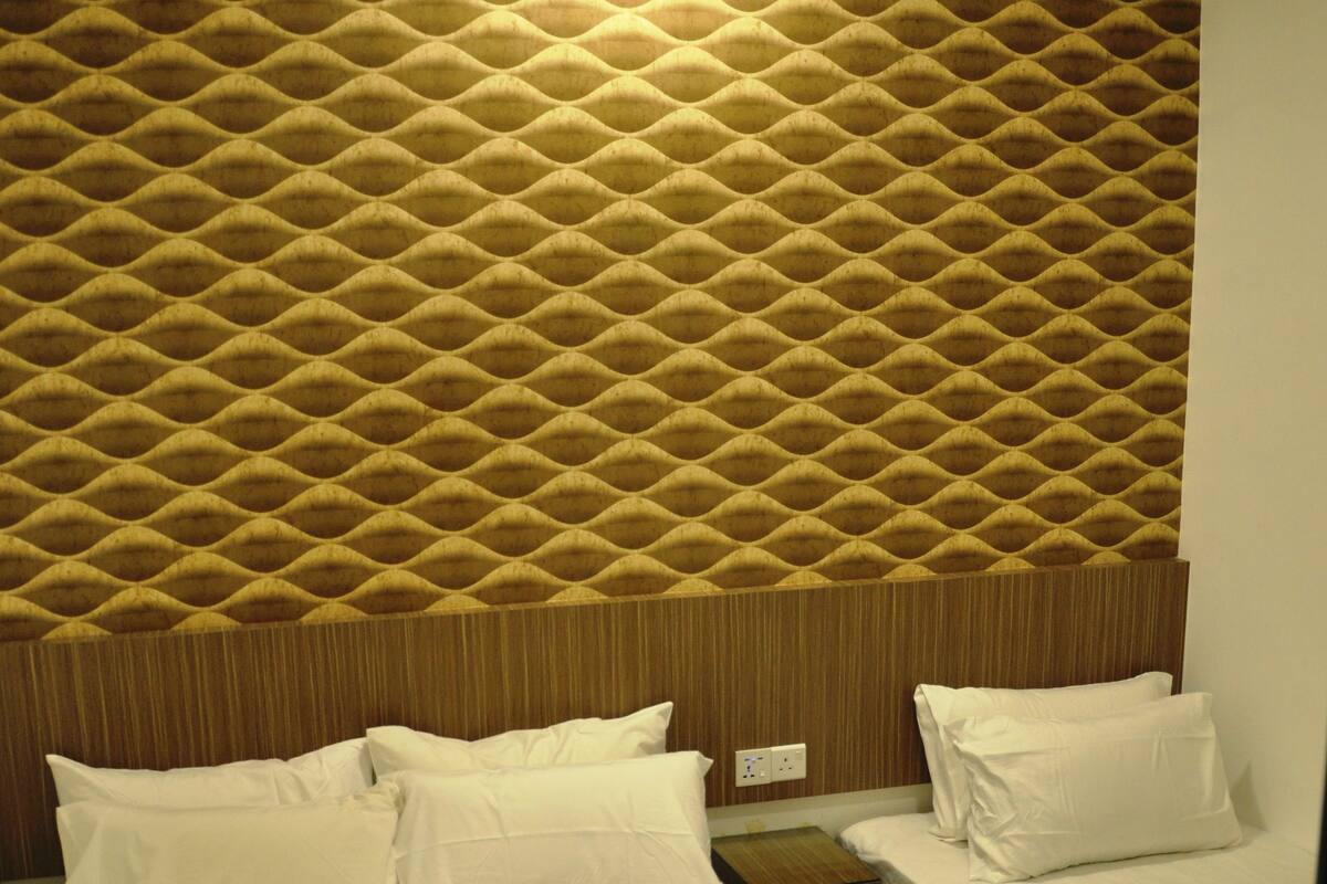 Habitación triple Deluxe, para no fumadores | Escritorio, cortinas blackout y insonorización 