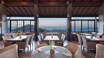 Breakfast, lunch, dinner served; Indonesian cuisine