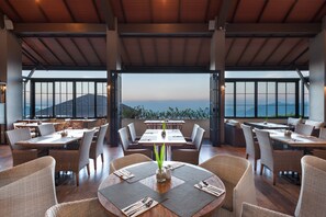 Breakfast, lunch, dinner served; Indonesian cuisine