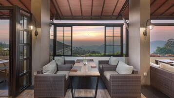 Melayani sarapan, makan siang, makan malam; sajian masakan Indonesia