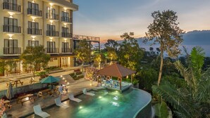 Un hôtel doté d’une piscine, d’un espace extérieur aménagé et offrant une vue sur les montagnes.