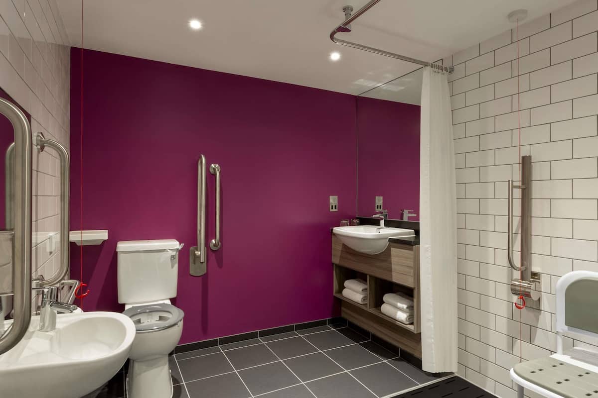 Standardzimmer, 1 Doppelbett, barrierefrei | Bettwäsche aus ägyptischer Baumwolle, hochwertige Bettwaren