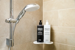 Douche, articles de toilette écologiques, sèche-cheveux