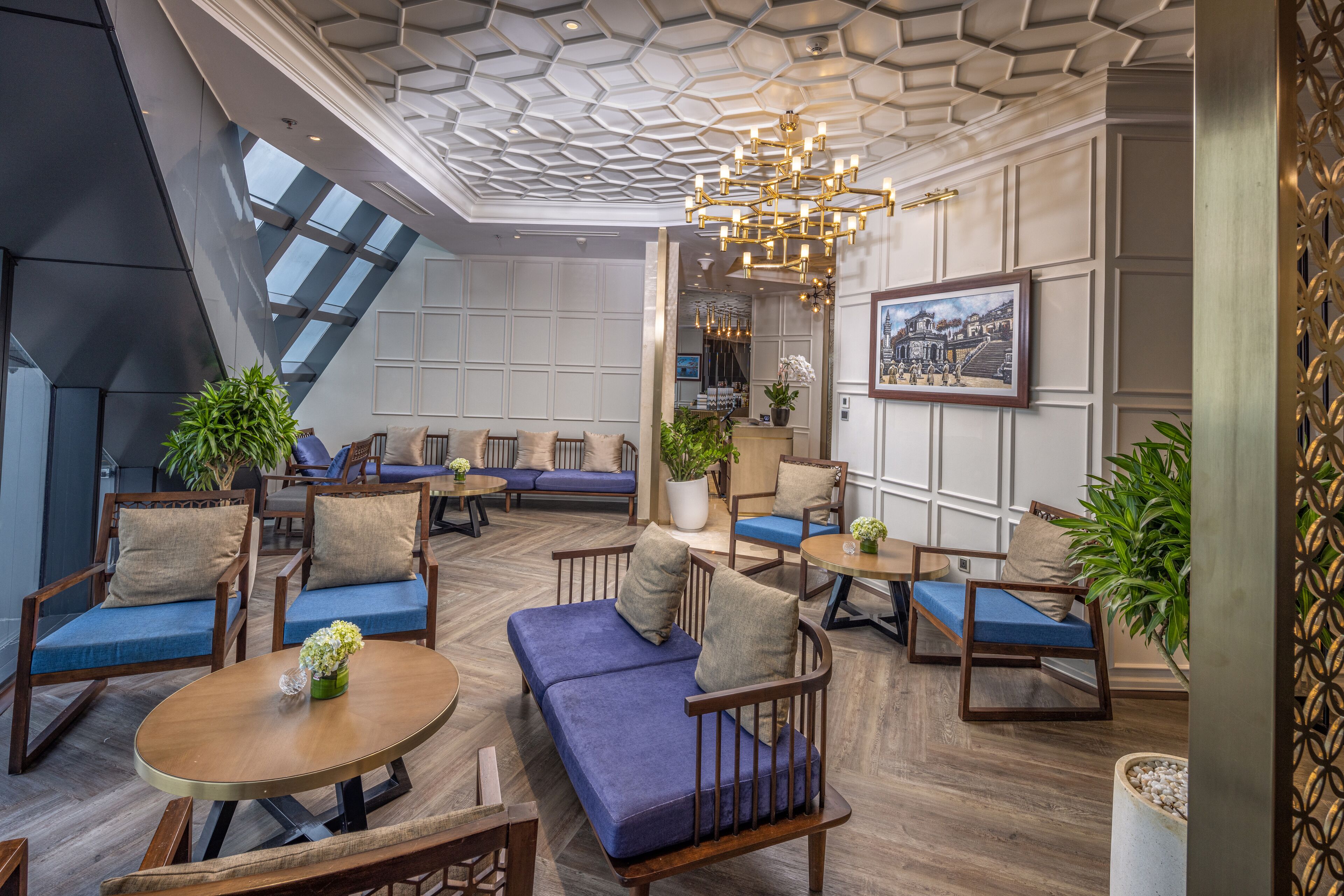 2 bars/lounges, poolside bar