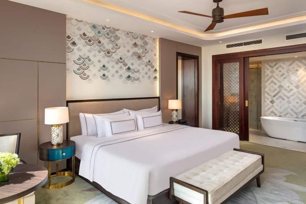 1 bedroom, premium bedding, minibar, in-room safe