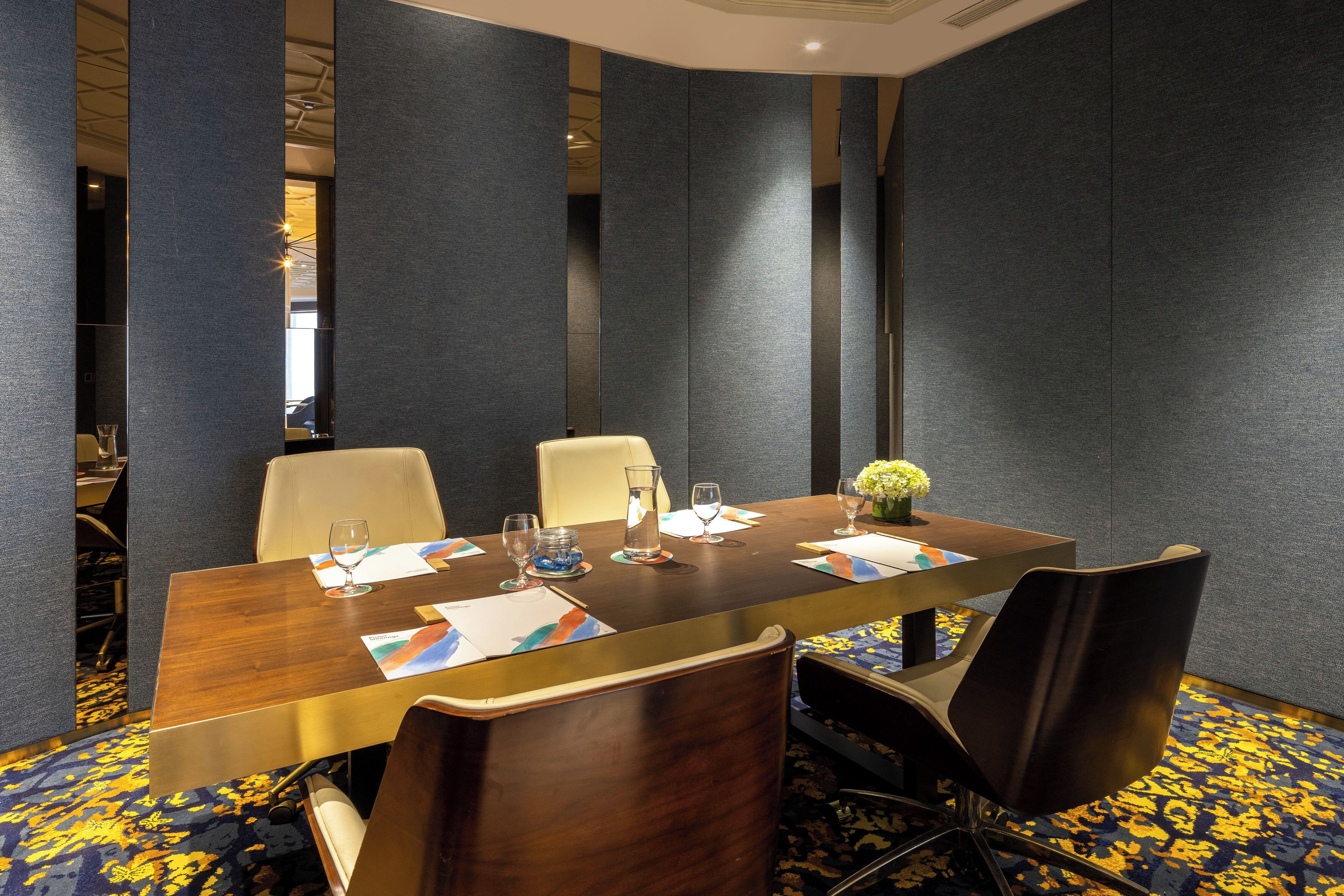 2 bars/lounges, poolside bar