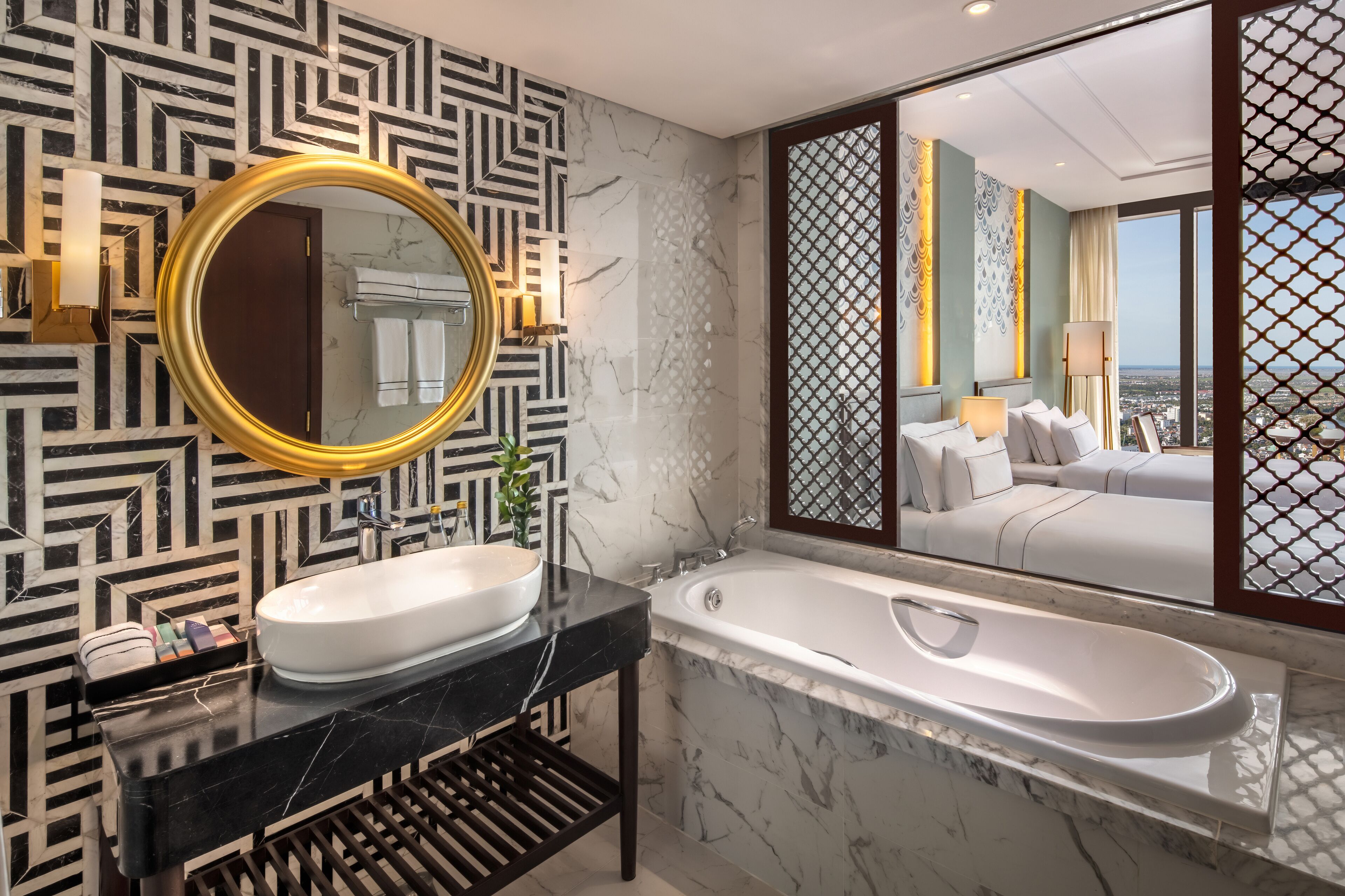 Un bagno moderno con un grande specchio, un lavandino bianco e una vasca da bagno.