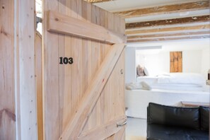 Dobbeltrom, privat bad (Self Check-in) | Individuelt dekorert, skrivebord, blendingsgardiner og lydisolert