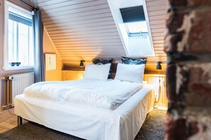 Individually decorated, desk, blackout drapes, soundproofing - Reykjavik Treasure (Reykjavik)