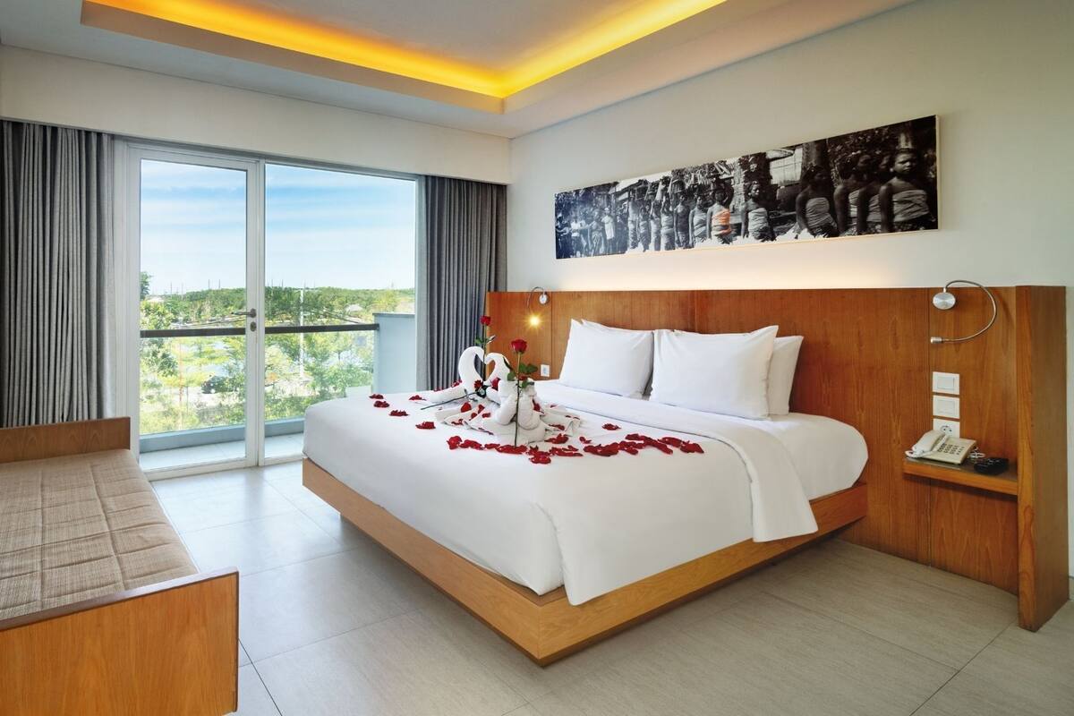 HARRIS Room with Balcony | Minibar, in-room safe, desk, laptop workspace