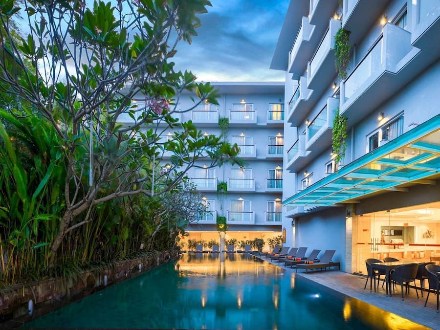 Utendørsbasseng og solsenger