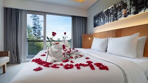 Minibar, in-room safe, desk, laptop workspace - Kuta Galleria Hotel (Kuta)