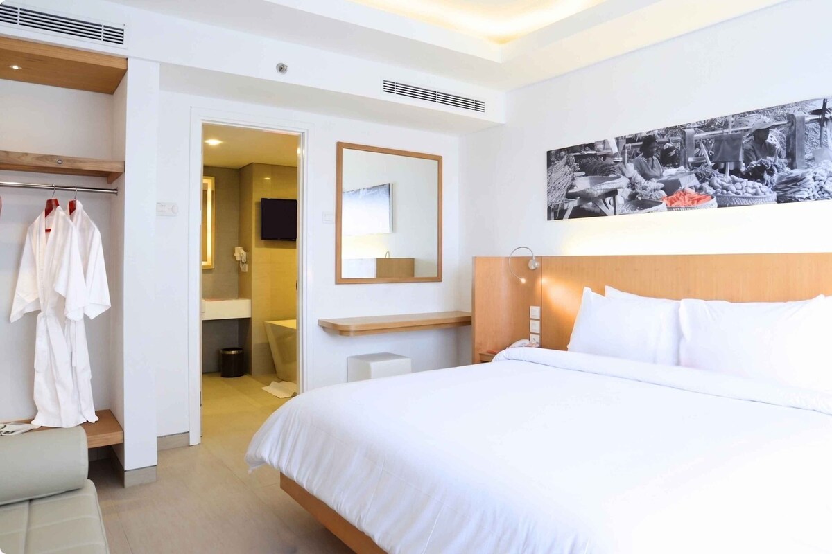 Exclusive Suite, Balcony | Bar mini, peti besi dalam bilik, meja, ruang kerja komputer riba 