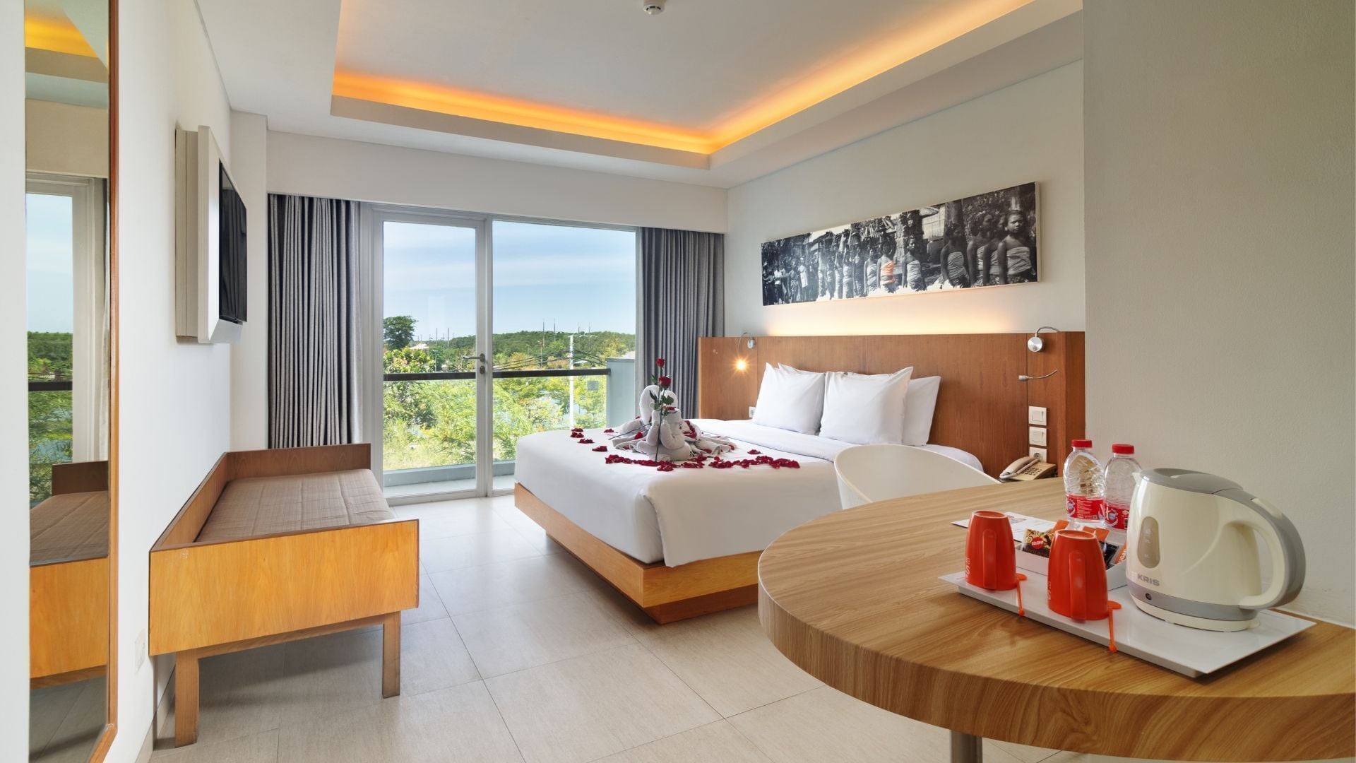 HARRIS Room with Balcony | Minibar, in-room safe, desk, laptop workspace