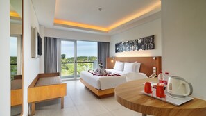 Minibar, in-room safe, desk, laptop workspace - Kuta Galleria Hotel (Kuta)