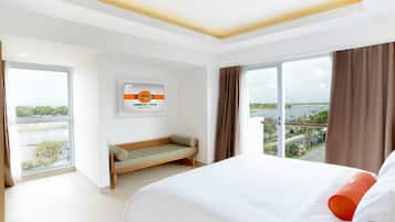 Frigobar, cofres nos quartos, escrivaninha