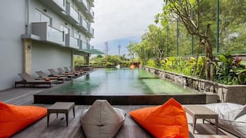 Piscina externa, funciona das 7h às 20h, espreguiçadeiras