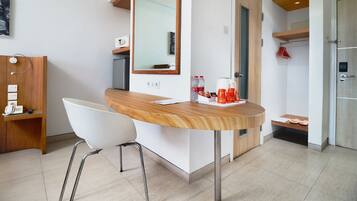HARRIS Room with Balcony | Minibar, in-room safe, desk, laptop workspace