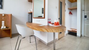 HARRIS Room with Balcony | 迷你吧、房內夾萬、書桌、手提電腦工作空間