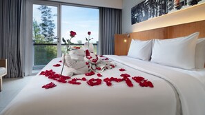 HARRIS Room with Balcony | Minibar, in-room safe, desk, laptop workspace