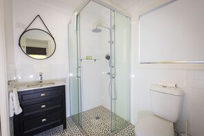 House, 4 Bedrooms | Bathroom | Separate tub and shower, deep soaking tub, free toiletries, hair dryer - Montana (Mount View)