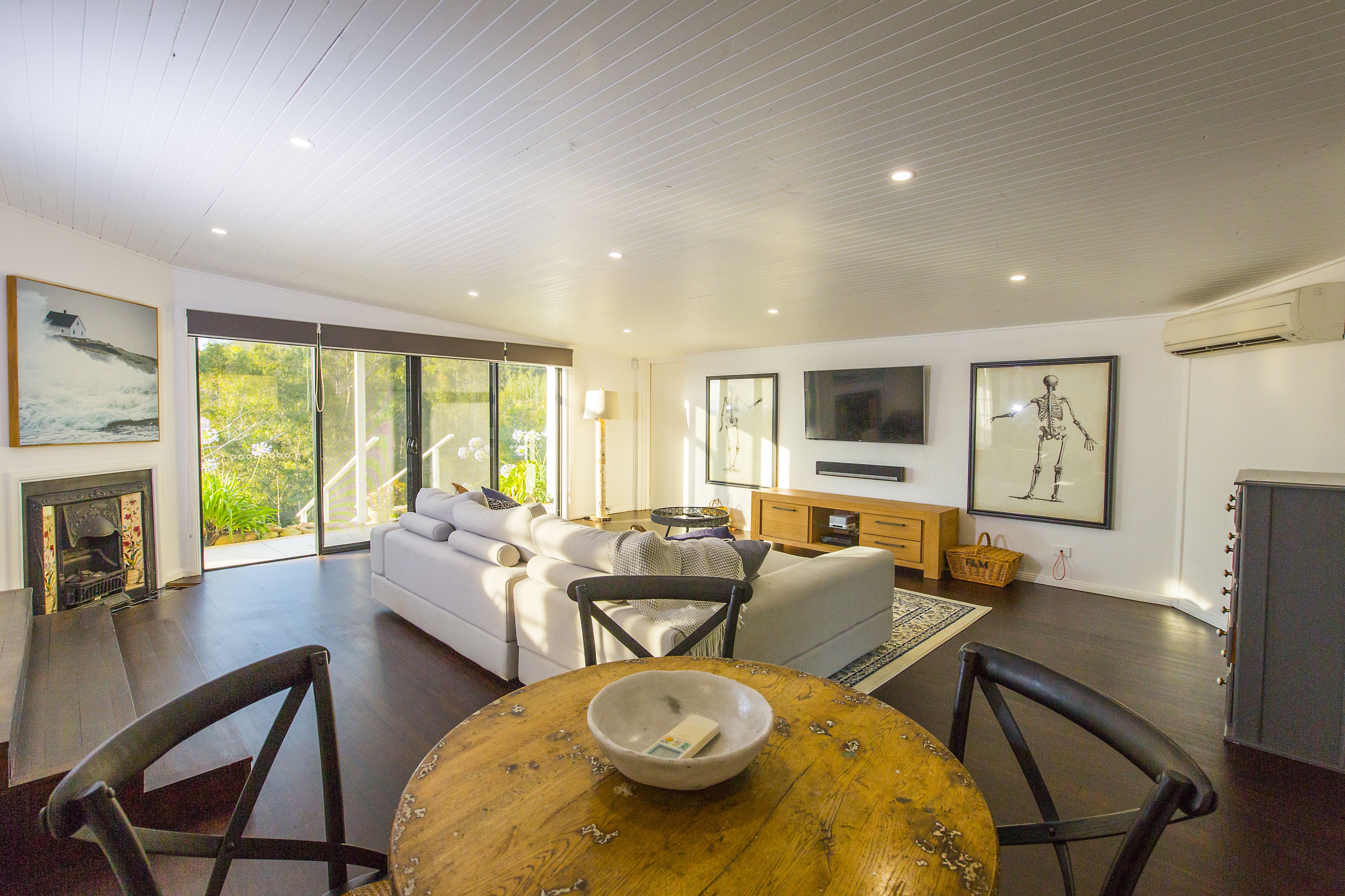 House, 4 Bedrooms | Living room | Flat-screen TV, DVD player