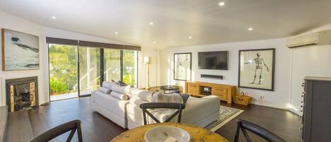 House, 4 Bedrooms | Living room | Flat-screen TV, DVD player