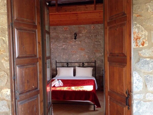 Desk, free cots/infant beds, free WiFi, bed sheets